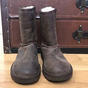 UGG
Classic Short Wool Lined Leather Boot